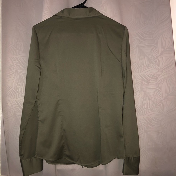 🌻CALVIN KLEIN! Olive green button down - Picture 3 of 5